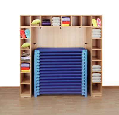 Regal für Bettzeug und 20 Stapelliegen