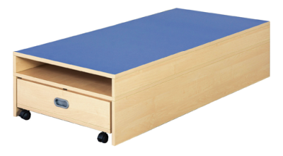 Rechteck-Podest mit Auszugsbett mit Linoleum-Deckplatte für zwei  Matratzen