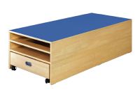 Rechteck-Podest mit Auszugsbett mit Linoleum-Deckplatte für drei Matratzen